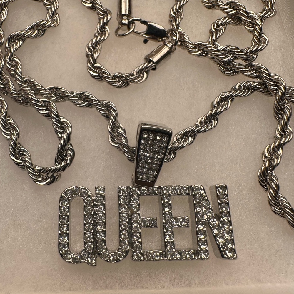Silver 'QUEEN' Pendant Necklace - Picture 7 of 10